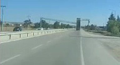 TIR'ın açık kalan dorsesi EDS'ye çarptı; o anlar kamerada