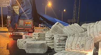 TIR'ın dorsesindeki pamuk balyaları yola savruldu; ulaşım durdu