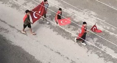 Tokat'ta 4 çocuk bayrak açıp, sokak sokak gezerek 'Şehit' türküsü söyledi; o anlar kamerada