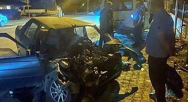 Tokat'ta otomobil, park halindeki minibüse çarptı: 3 yaralı