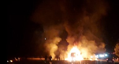 Tokat'ta seyir halindeki TIR alev alev yandı olay anı kamerada