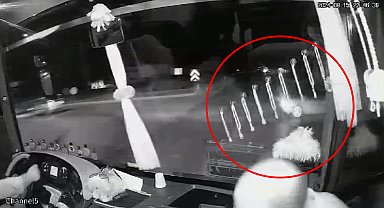 Tokat'ta yolcu otobüsü ile otomobilin çarpıştığı kaza kamerada; 2 ölü, 3 yaralı