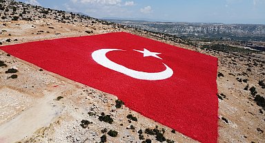 Toroslar'a dev Türk Bayrağı