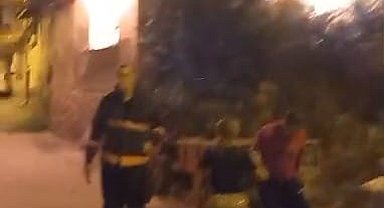 Torpilden çıkan yangında, metruk ev yandı