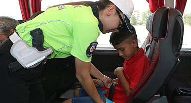 Trafik polisleri, otobüs yolcularının emniyet kemerini taktı
