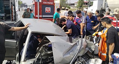 Traktöre çarpan otomobil, hurdaya döndü: 2 yaralı