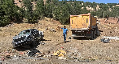 Tunceli'de cip ile kamyon çarpıştı; 1'i çocuk 2 ölü, 4 yaralı