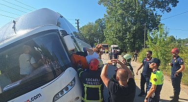 Tur otobüsü yan yattı, 43 kişi itfaiye tarafından tahliye edildi