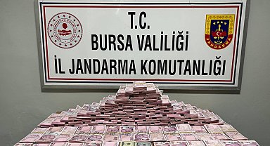 Turistlerin aracıyla birlikte 3 milyon 300 bin TL'sini gasbettiler; yakalandılar