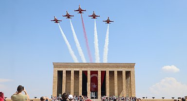 Türk Yıldızları'ndan Anıtkabir'de saygı uçuşu
