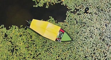 Türkiye'nin en büyük tatlı su gölü olan Beyşehir Gölü'nde açan nilüferler, suyun üstünü adeta çiçek bahçesine çevirdi