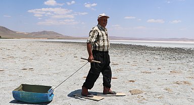 Tuzla Gölü'nde geleneksel yöntemle çıkarılan tuz, bu yıl kuraklık nedeniyle çıkarılamadı
