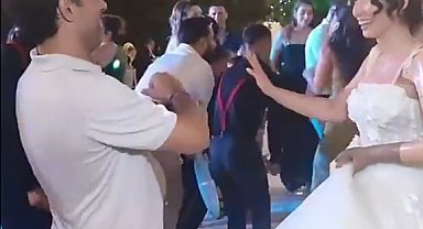 Uğur Aslan, depremde bir kolunu kaybeden yeğenini düğününde yalnız bırakmadı