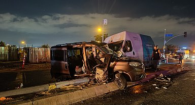 Ümraniye'de hafif ticari araç ile minibüs çarpıştı: 3'ü bebek, 8 yaralı