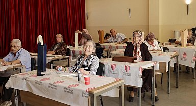 Ümraniye'de ileri yaştaki kişiler için ahşap boyama etkinlikleri düzenleniyor