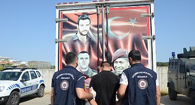 Üzerinde şehitlerin fotoğrafları bulunan kamyonetten 67 kaçak göçmen çıktı