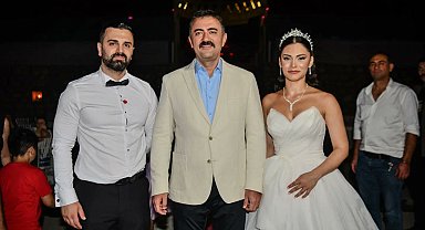 Vali Tekbıyıkoğlu, kendisini sosyal medyadan davet eden çiftin düğününe katıldı