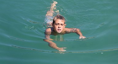 Van Gölü'nde yüzen çocukların saçları sarı oluyor