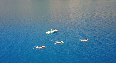 Van Gölü'ndeki kirliliğe dikkat çekmek için Nemrut Krater Gölü'nde kulaç attılar