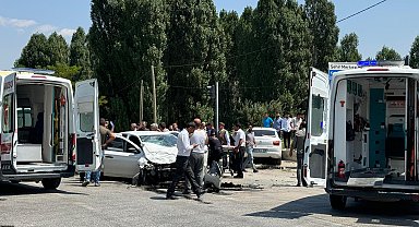 Van'da 2 otomobilin karıştığı kazada 4 kişi yaralandı