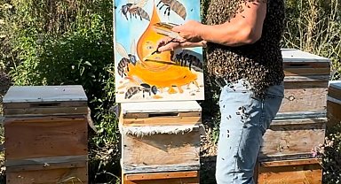 Vücudunda binlerce arıyla resim yaptı, savaşların durmasını istedi