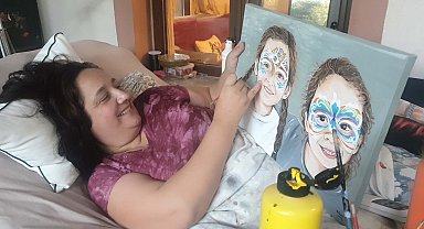 Yatağa bağımlı Gülay'ın sanat tutkusu engel tanımıyor