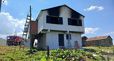 Yaylada 3 akrabasını öldüren şüpheli, delil bırakmamak için evi yakmış