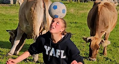 Yaylada hayvanlarını otlatan Irmak'ın hayali futbolcu olmak
