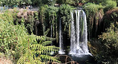 Yeşilçam filmlerine sahne olan Düden Şelalesi'ne ziyaretçi akını