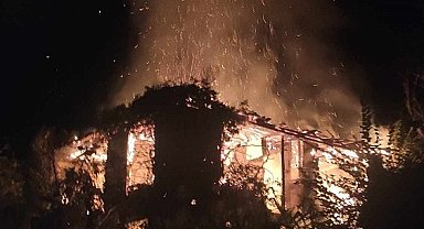 Yıldırım düşen metruk bina alev alev yandı