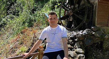 Yol kenarındaki ağaca çarpan motosikletin sürücüsü öldü