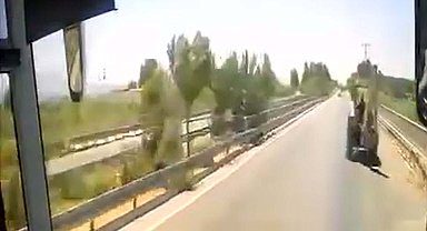 Yolcu otobüsünün iş makinesine çarptığı, 1'i ağır 8 yaralının olduğu kaza kamerada