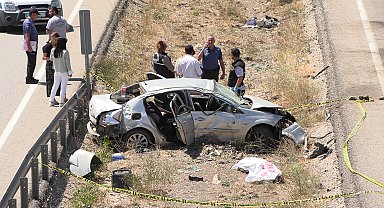 Yoldaki su kanalına devrilen otomobilin sürücüsü öldü, 3 yaralı