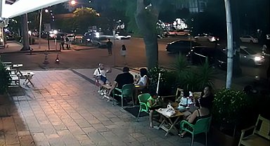 Yolun karşısına geçerken otomobil çarpan kadın toprağa verildi; oğlu 'yarış' iddiasında bulundu