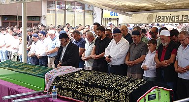 Yön tabelasına çarpan minibüste ölen çift toprağa verildi