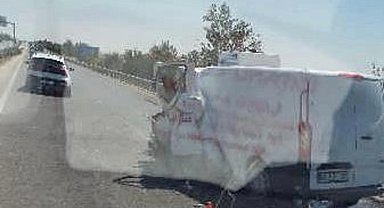 Yön tabelasına çarpan minibüsteki çift, öldü