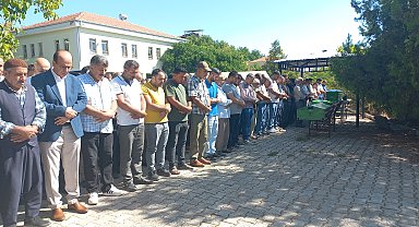 Yük treninin çarptığı çapa motorunda ölen anne ile 2 oğlu, yan yana toprağa verildi