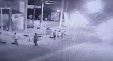 Yüksek hesaba itiraz edip darbedilince otomobilini çalışanların üzerine sürdü; 1 kişinin öldüğü olay kamerada