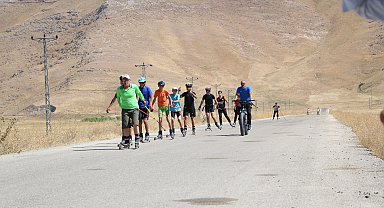 Yüksekova'da tekerlekli kayak takımı, köy yollarında şampiyonaya hazırlanıyor