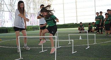 Yüksekovalı Ronahi, memleketinde futbolcu kızlar yetiştiriyor