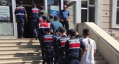 Yunanistan'a kaçmak isterken yakalanan 5'i terör şüphelisi 8 kişi, tutuklandı