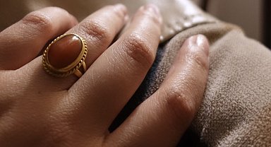 Zehra öğretmenin depremde ölen annesinden kalan 'kayıp yüzük' için seferber oldular