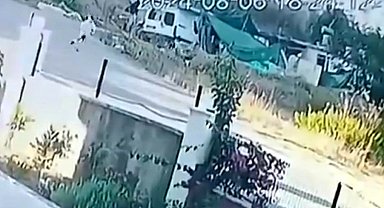 Zincirini kıran köpeğin kendisine taş atan çocuğa saldırı anı kamerada