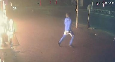 10 milyon dolar haraç ödemeyi reddettiği iddiasıyla kafesi kundaklandı; o anlar kamerada