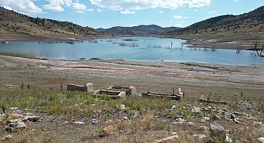 16 yıl sonra su tamamen çekildi; köy ve mezarlık gün yüzüne çıktı