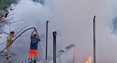 2 katlı ahşap ev yandı