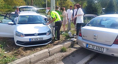 2 otomobil çarpıştı; 3'ü hemşire 7 yaralı