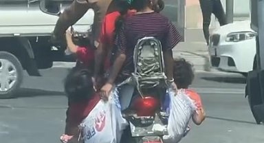 6 kişinin bindiği motosiklette çocuklar çuvalla taşındı