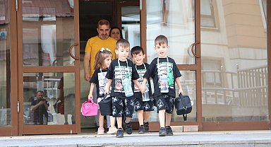 6 yıllık evlat hasretini bitiren dördüzler, okula başladı