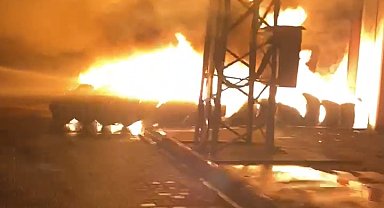 Adana'da oto lastik geri dönüşüm tesisinde çıkan yangın söndürüldü